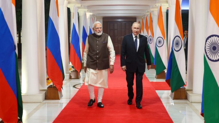 व्लादिमीर पुतिन पहुंचे भारत, पीएम मोदी ने किया भव्य स्वागत, जानें अब आगे क्या होगा