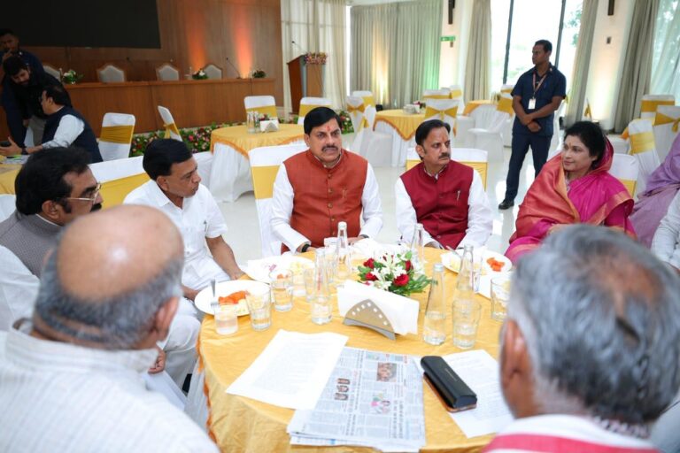 जगदीशपुर , जिला भोपाल में कैबिनेट बैठक में प्रस्थान के पूर्व , मुख्यमंत्री निवास में , मुख्यमंत्री एवं मंत्री गण चर्चा करते हुए ।